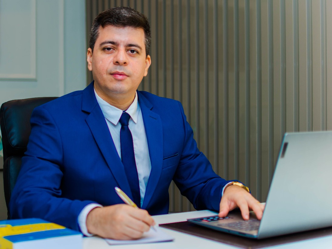 Dr. João de Almeida Barros Filho em seu escritório